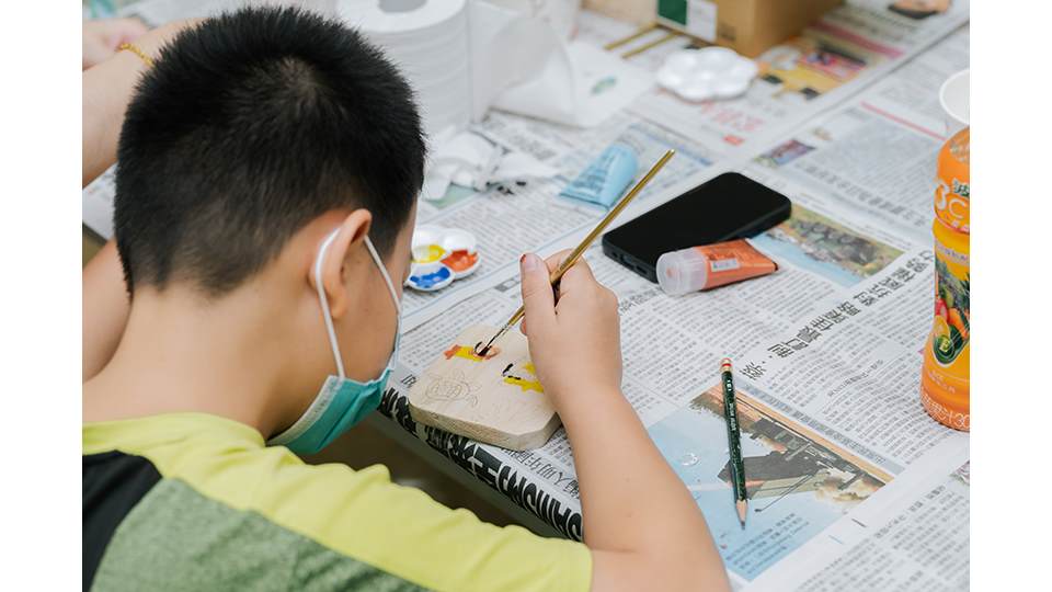 在蔡孟璇講師的親切說明下，大、小朋友們紛紛拿起畫筆，為木杯墊繪製屬於自己的獨特圖樣。
